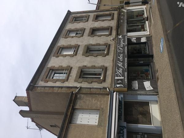 ROCHE LA MOLIERE centre immeuble 5 lots (2 appart et 3 commerces) tous loués bon rapport 280 000€