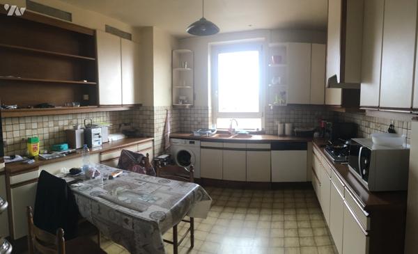 ROCHE LA MOLIERE centre immeuble 5 lots (2 appart et 3 commerces) tous loués bon rapport 280 000€