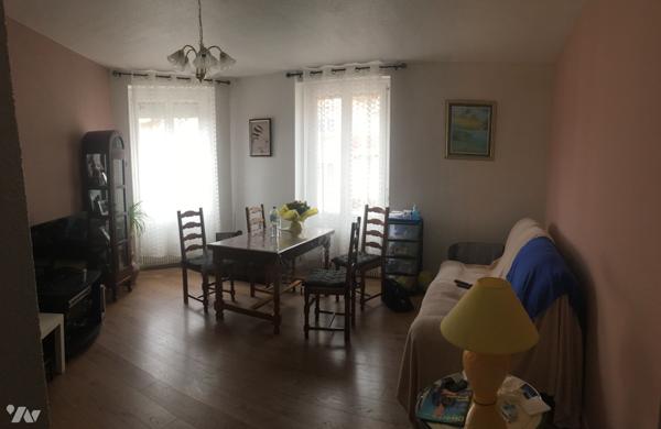 ROCHE LA MOLIERE centre immeuble 5 lots (2 appart et 3 commerces) tous loués bon rapport 280 000€