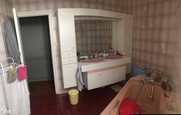 ROCHE LA MOLIERE centre immeuble 5 lots (2 appart et 3 commerces) tous loués bon rapport 280 000€