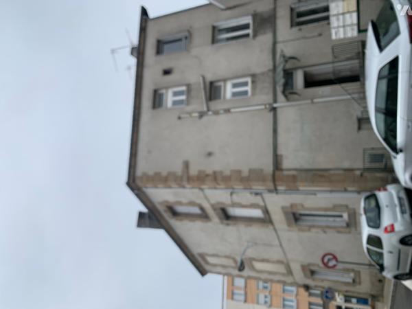 ROCHE LA MOLIERE centre immeuble 5 lots (2 appart et 3 commerces) tous loués bon rapport 280 000€