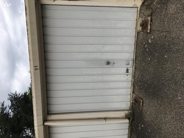 ROCHE LA MOLIERE centre immeuble 5 lots (2 appart et 3 commerces) tous loués bon rapport 280 000€