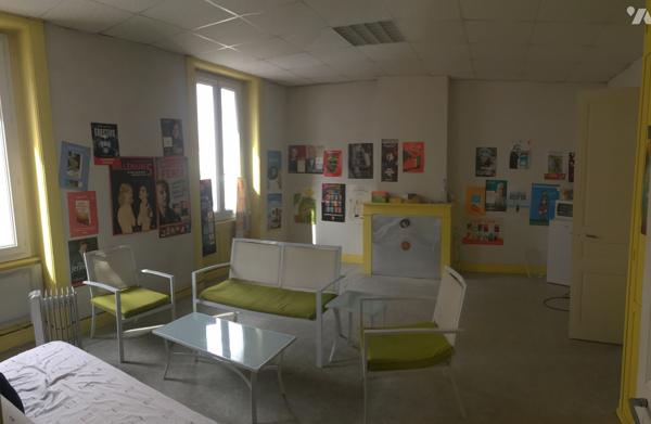 ROCHE LA MOLIERE centre immeuble 5 lots (2 appart et 3 commerces) tous loués bon rapport 280 000€