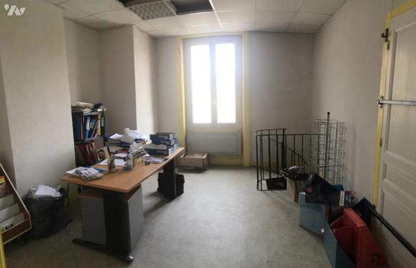 ROCHE LA MOLIERE centre immeuble 5 lots (2 appart et 3 commerces) tous loués bon rapport 280 000€