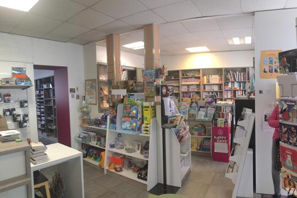 ROCHE LA MOLIERE centre immeuble 5 lots (2 appart et 3 commerces) tous loués bon rapport 280 000€