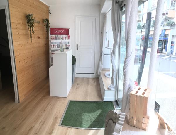 ROCHE LA MOLIERE centre immeuble 5 lots (2 appart et 3 commerces) tous loués bon rapport 280 000€