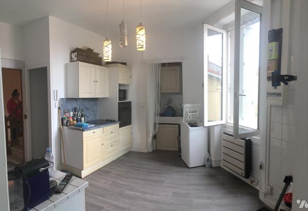 ROCHE LA MOLIERE centre immeuble 5 lots (2 appart et 3 commerces) tous loués bon rapport 280 000€
