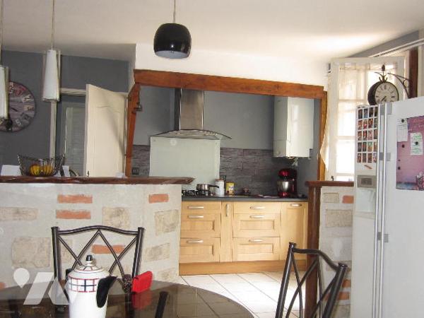 Maison individuelle à proximité des commerces et écoles avec 3 chambres et 3 salles de bains -