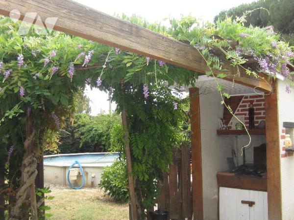 Maison individuelle à proximité des commerces et écoles avec 3 chambres et 3 salles de bains -