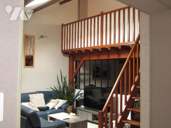 Maison individuelle à proximité des commerces et écoles avec 3 chambres et 3 salles de bains -