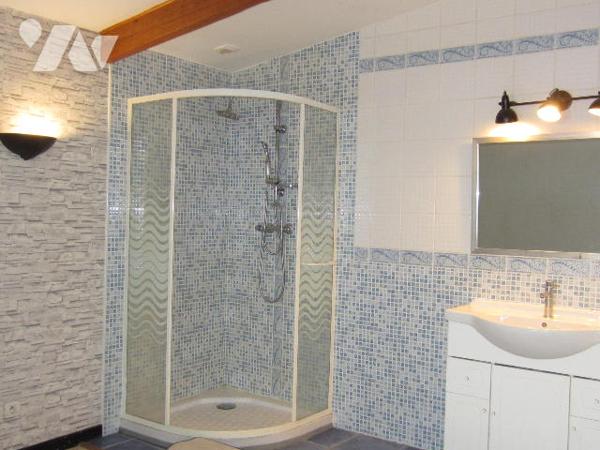 Maison individuelle à proximité des commerces et écoles avec 3 chambres et 3 salles de bains -