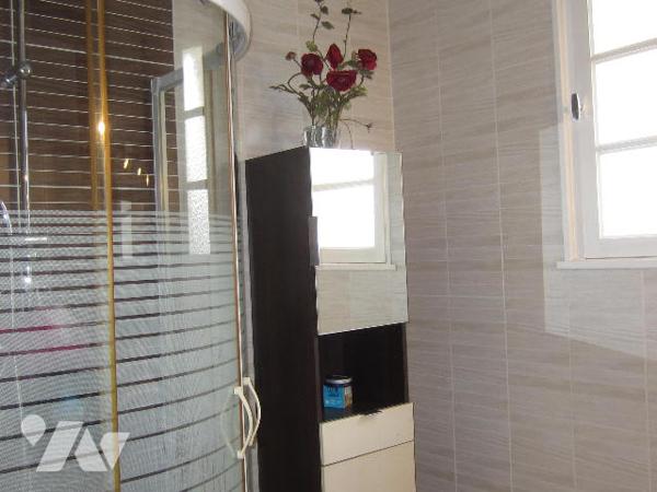 Maison individuelle à proximité des commerces et écoles avec 3 chambres et 3 salles de bains -