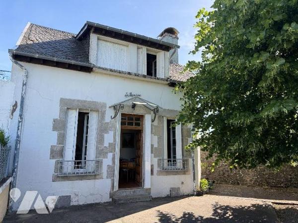 Située à mi-chemin entre MAURIAC et la cité de caractère de PLEAUX (Cantal), une charmante mais...