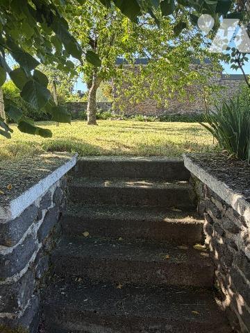 Située à mi-chemin entre MAURIAC et la cité de caractère de PLEAUX (Cantal), une charmante mais...