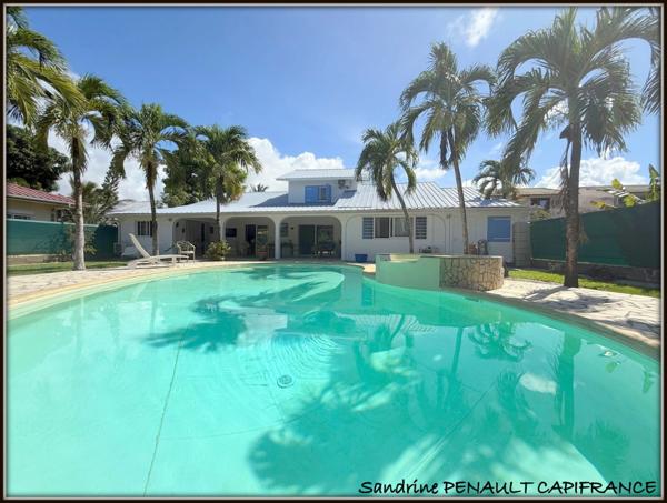 A VENDRE A KOUROU (97310) UNE MAGNIFIQUE PROPRIETE T7 DE 221 m² - TERRAIN DE 813 m² - AU PRIX DE 646 000 €.