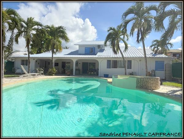 A VENDRE A KOUROU (97310) UNE MAGNIFIQUE PROPRIETE T7 DE 221 m² - TERRAIN DE 813 m² - AU PRIX DE 646 000 €.