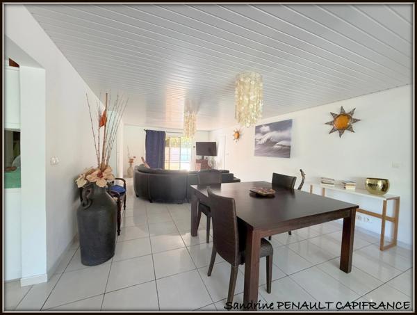 A VENDRE A KOUROU (97310) UNE MAGNIFIQUE PROPRIETE T7 DE 221 m² - TERRAIN DE 813 m² - AU PRIX DE 646 000 €.