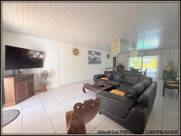 A VENDRE A KOUROU (97310) UNE MAGNIFIQUE PROPRIETE T7 DE 221 m² - TERRAIN DE 813 m² - AU PRIX DE 646 000 €.