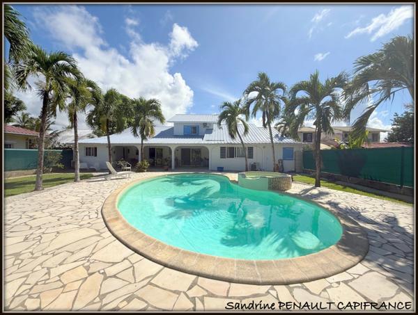 A VENDRE A KOUROU (97310) UNE MAGNIFIQUE PROPRIETE T7 DE 221 m² - TERRAIN DE 813 m² - AU PRIX DE 646 000 €.