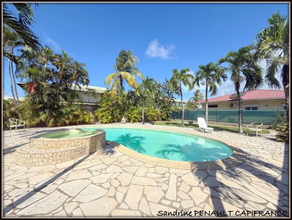 A VENDRE A KOUROU (97310) UNE MAGNIFIQUE PROPRIETE T7 DE 221 m² - TERRAIN DE 813 m² - AU PRIX DE 646 000 €.