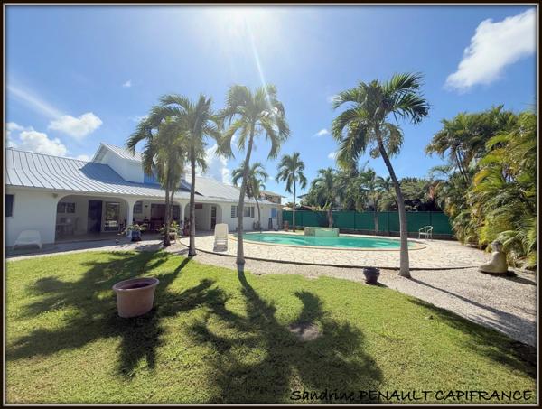 A VENDRE A KOUROU (97310) UNE MAGNIFIQUE PROPRIETE T7 DE 221 m² - TERRAIN DE 813 m² - AU PRIX DE 646 000 €.