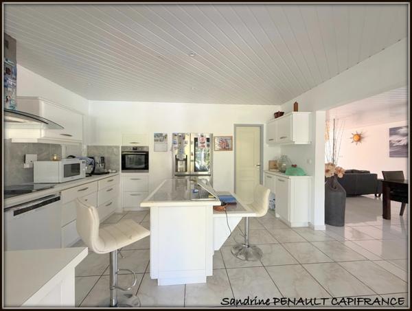 A VENDRE A KOUROU (97310) UNE MAGNIFIQUE PROPRIETE T7 DE 221 m² - TERRAIN DE 813 m² - AU PRIX DE 646 000 €.