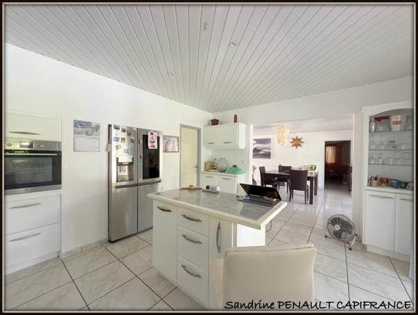 A VENDRE A KOUROU (97310) UNE MAGNIFIQUE PROPRIETE T7 DE 221 m² - TERRAIN DE 813 m² - AU PRIX DE 646 000 €.