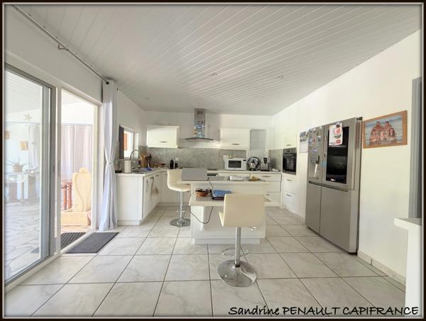 A VENDRE A KOUROU (97310) UNE MAGNIFIQUE PROPRIETE T7 DE 221 m² - TERRAIN DE 813 m² - AU PRIX DE 646 000 €.