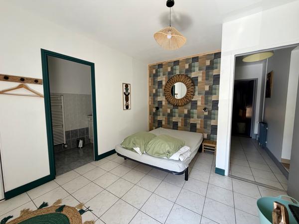 Ensemble immobilier rénové de 317 m² – Habitation, activité professionnelle et revenus locatifs