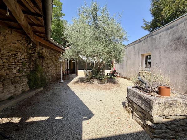 Ensemble immobilier rénové de 317 m² – Habitation, activité professionnelle et revenus locatifs