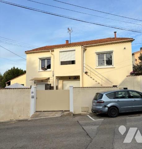 EN EXCLUSIVITE MAISON DE VILLE composée de 2 logements avec cour et garage. En rez-de-chaussée ...
