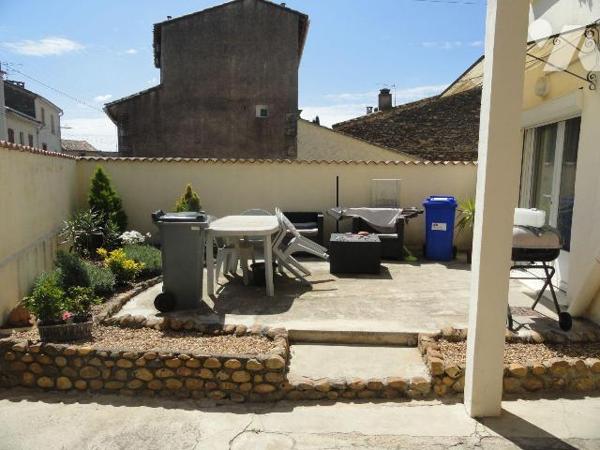 EN EXCLUSIVITE MAISON DE VILLE composée de 2 logements avec cour et garage. En rez-de-chaussée ...