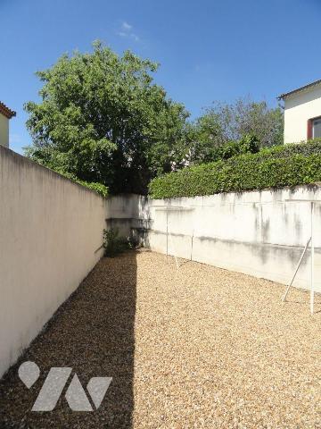 EN EXCLUSIVITE MAISON DE VILLE composée de 2 logements avec cour et garage. En rez-de-chaussée ...