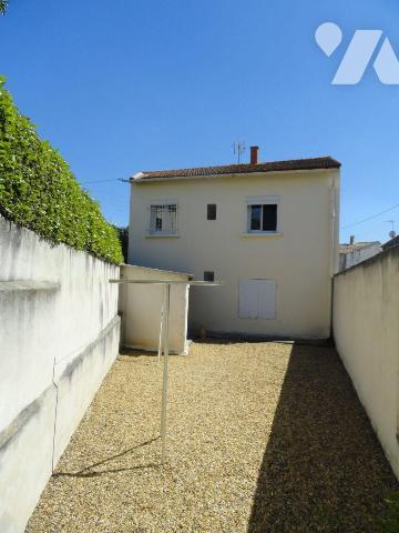 EN EXCLUSIVITE MAISON DE VILLE composée de 2 logements avec cour et garage. En rez-de-chaussée ...