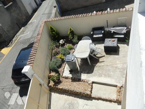 EN EXCLUSIVITE MAISON DE VILLE composée de 2 logements avec cour et garage. En rez-de-chaussée ...
