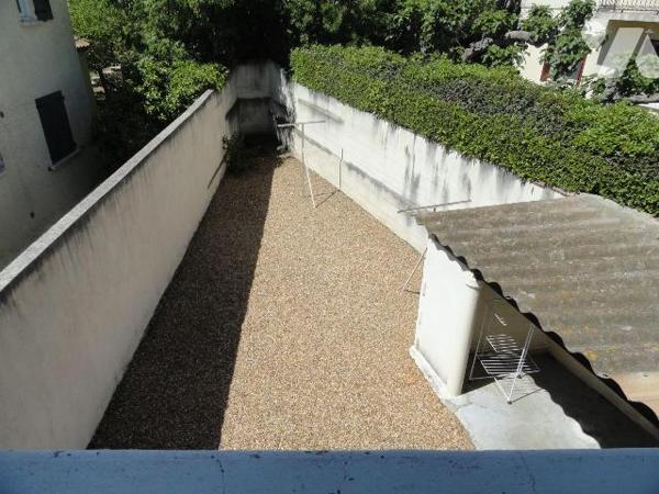 EN EXCLUSIVITE MAISON DE VILLE composée de 2 logements avec cour et garage. En rez-de-chaussée ...