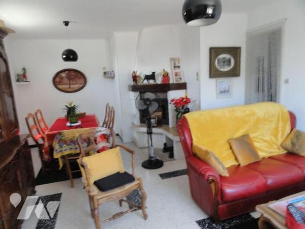 EN EXCLUSIVITE MAISON DE VILLE composée de 2 logements avec cour et garage. En rez-de-chaussée ...