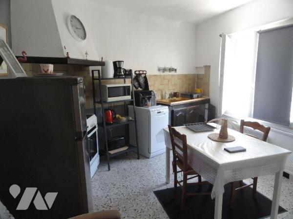 EN EXCLUSIVITE MAISON DE VILLE composée de 2 logements avec cour et garage. En rez-de-chaussée ...