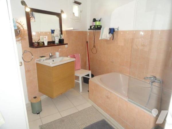 EN EXCLUSIVITE MAISON DE VILLE composée de 2 logements avec cour et garage. En rez-de-chaussée ...