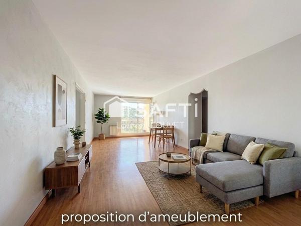Balcon avec une vue dégagée, , parc au pied de l'immeuble et garage !