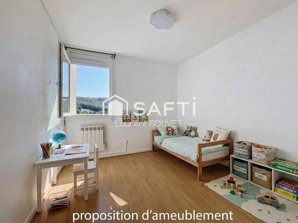 Balcon avec une vue dégagée, , parc au pied de l'immeuble et garage !