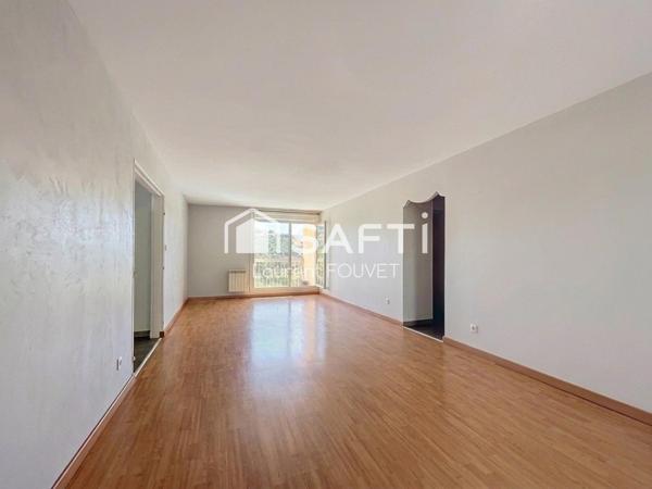 Balcon avec une vue dégagée, , parc au pied de l'immeuble et garage !
