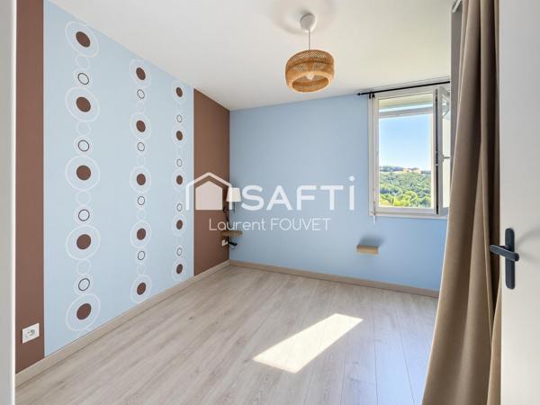 Balcon avec une vue dégagée, , parc au pied de l'immeuble et garage !