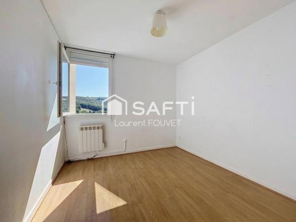 Balcon avec une vue dégagée, , parc au pied de l'immeuble et garage !