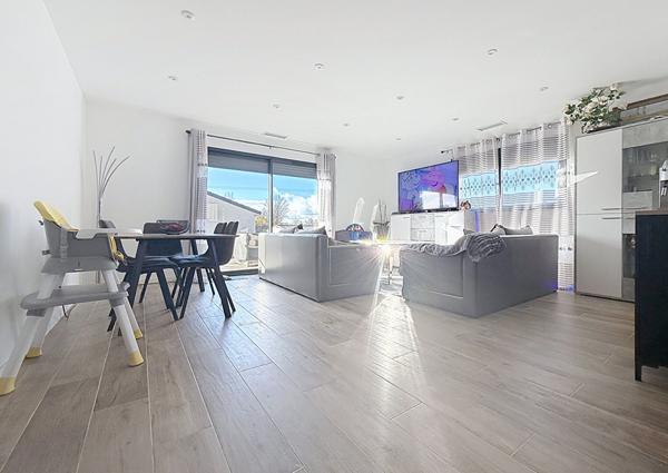 Maison neuve 3 chambres de 90 m² avec un beau jardin et garage indépendant.