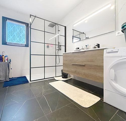 Maison neuve 3 chambres de 90 m² avec un beau jardin et garage indépendant.