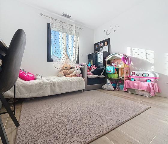 Maison neuve 3 chambres de 90 m² avec un beau jardin et garage indépendant.