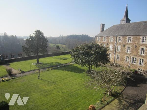 Unique à la vente : ensemble immobilier comprenant plusieurs bâtiments.