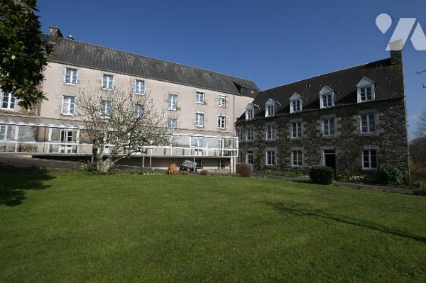 Unique à la vente : ensemble immobilier comprenant plusieurs bâtiments.