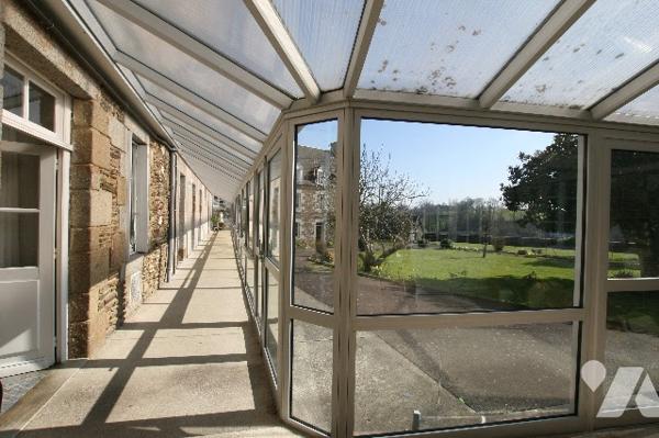 Unique à la vente : ensemble immobilier comprenant plusieurs bâtiments.